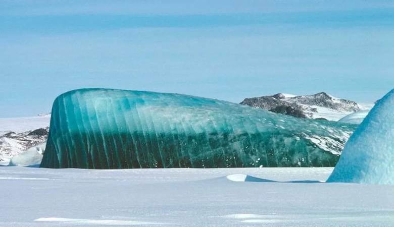 Scientists unraveled the secret of emerald icebergs