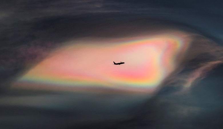 Amazing mother-of-pearl clouds arose over Norway
