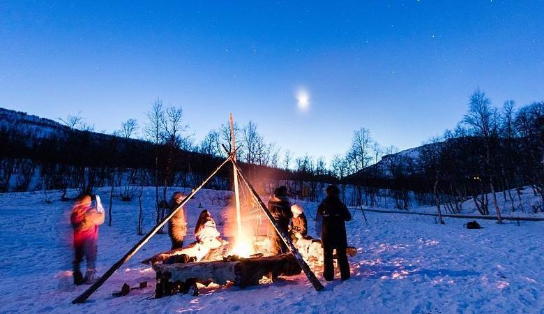 Amazing UFO photographed several times in Norway