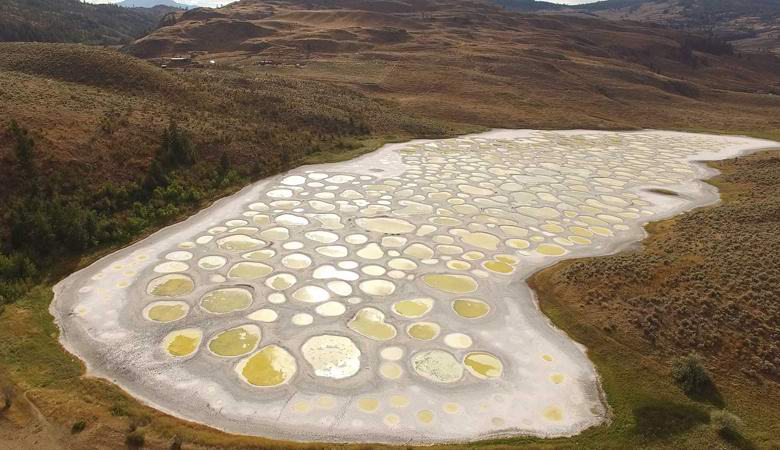 The amazing healing lake in Canada completely duplicates the environment of Mars