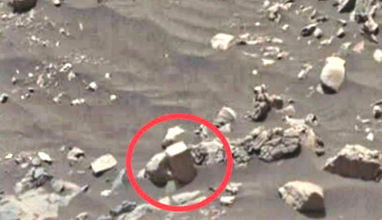 The Ufologist found a brick in a photograph from Mars