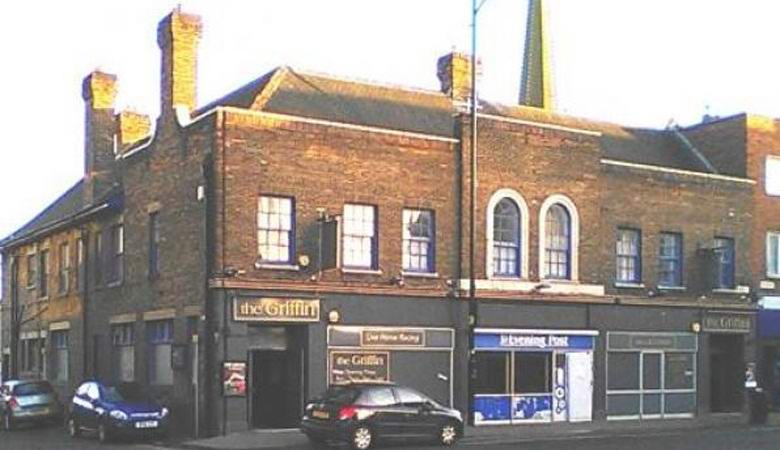 In the English pub, a famous ghost was photographed, actively harming the institution