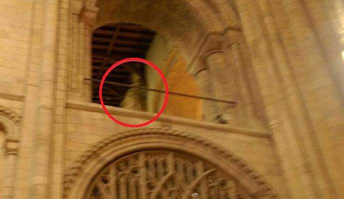 In the British Cathedral photographed the ghost of a bishop