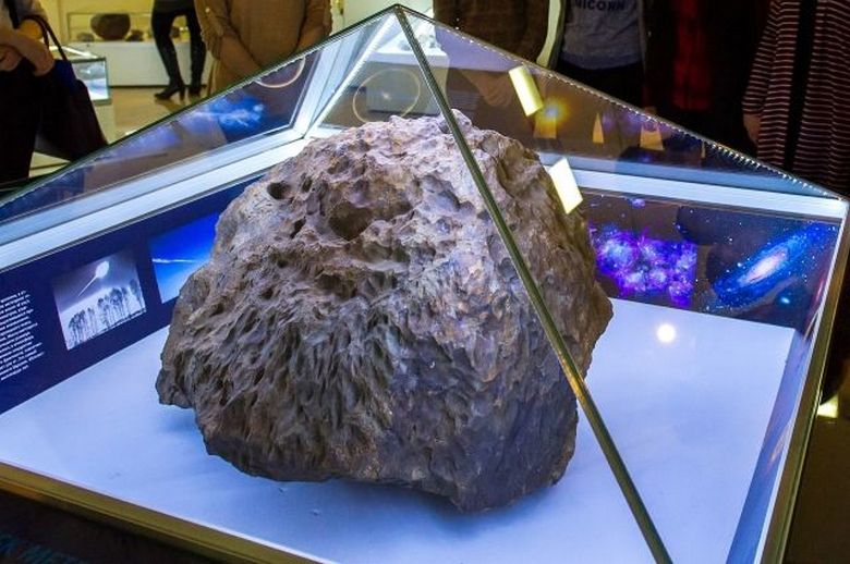 In the Chelyabinsk Museum, a dome spontaneously rose above a fragment of a 2013 meteorite