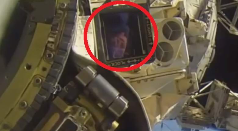 An alien appeared in the ISS porthole?