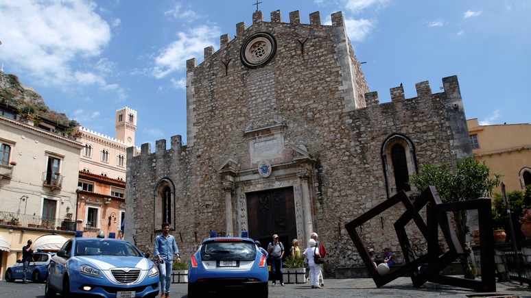 In Italy, prayers are provided for reading prayers.