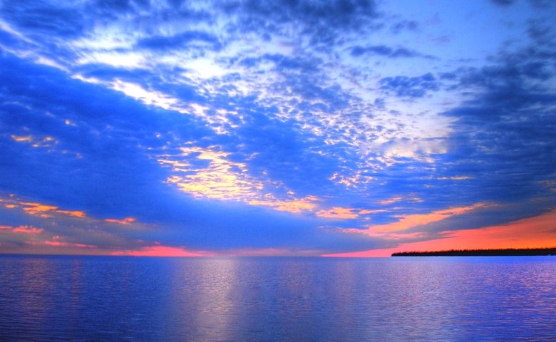 An unidentified object fell into the Canadian lake of Winnipeg