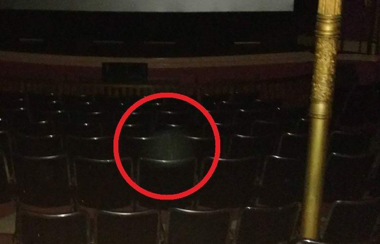 In the movie theater filmed a ghostly spectator