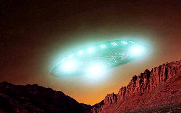 UFO detected in space, flying towards Mars