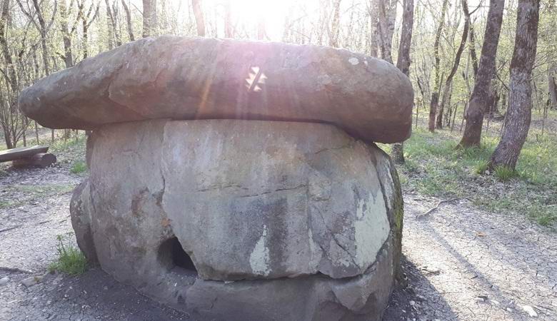 In the Krasnodar Territory dolmen mystically lit up