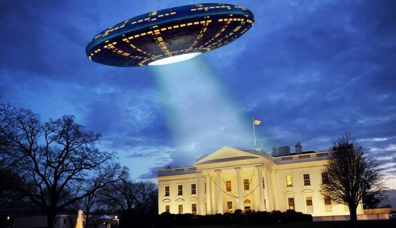 Video with an alien on the roof of the White House caused heated discussion on the Web