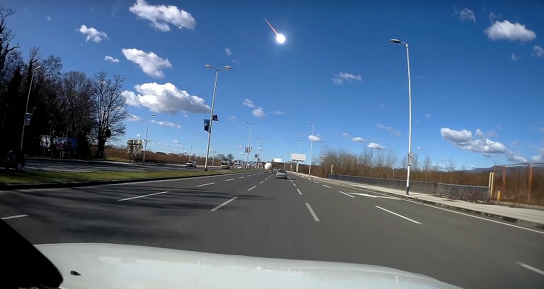 The explosion of a meteorite over Croatia recorded a car DVR (VIDEO)