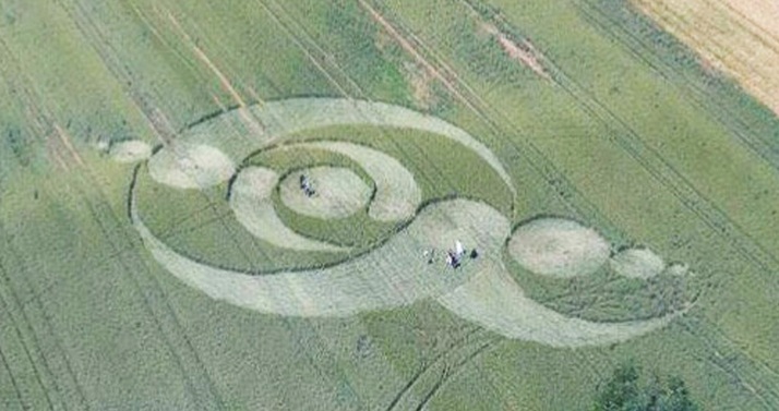 A mysterious circle on the field of France and discussion on the Internet on this occasion