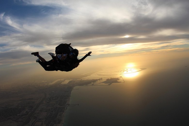 Mysterious skydiver without a parachute