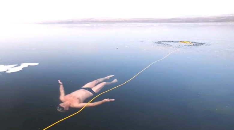 A resident of the Czech Republic showed a unique swim under the ice of the lake