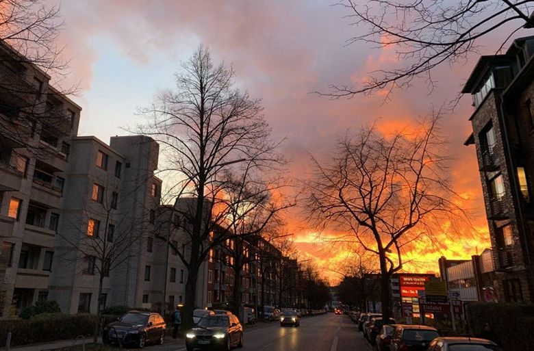 A resident of Hamburg called the firefighters, frightened by the fiery sunset