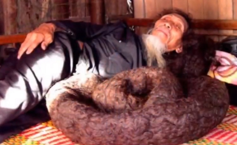 A resident of China in 54 years has grown hair more than five meters long