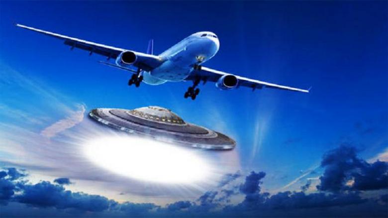 A resident of Samara shot a UFO chasing the plane in which she flew