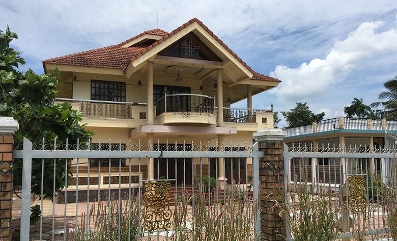 The famous Vietnamese villa with a tomb in the middle of the living room - Tomb Villa